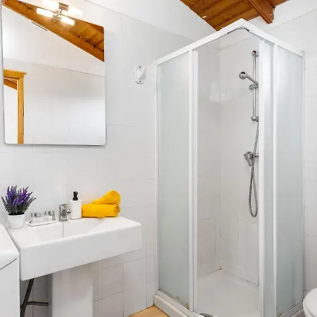 101 Bright Accomodation With Pool View 아파트 아데제