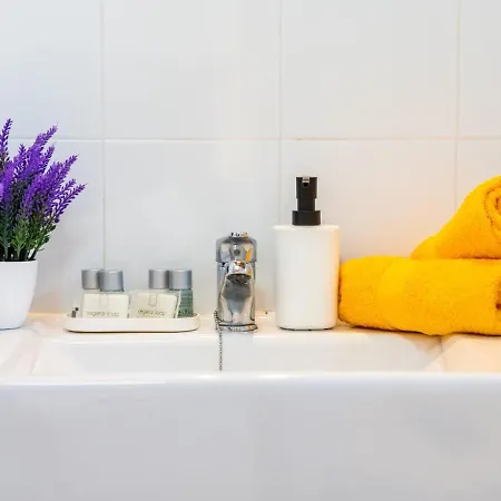 101 Bright Accomodation With Pool View Apartment *